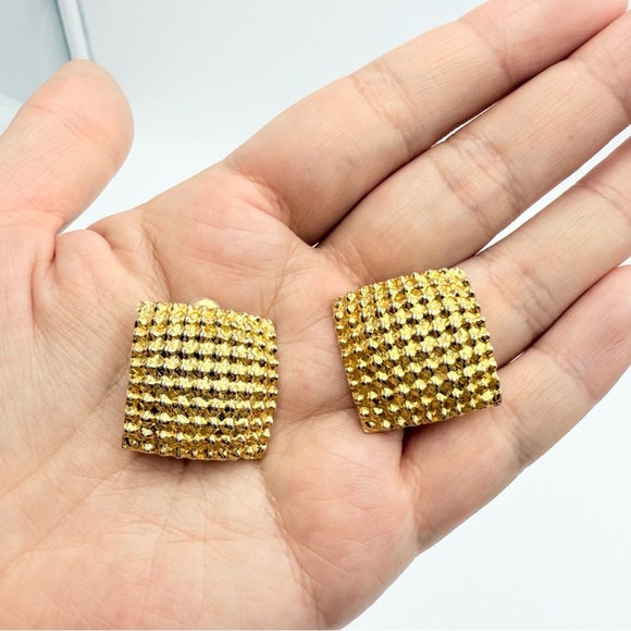 Bold Runway 1990s Statement Gold Tone Square Fluted Clip On Earrings - Picture 6 of 7